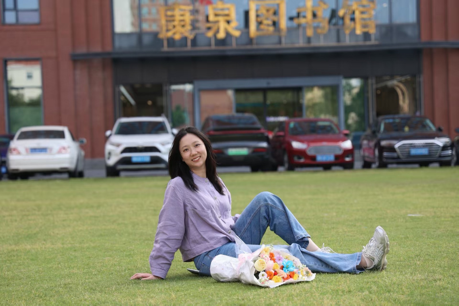 江苏大学康泉图书馆前毕业留影